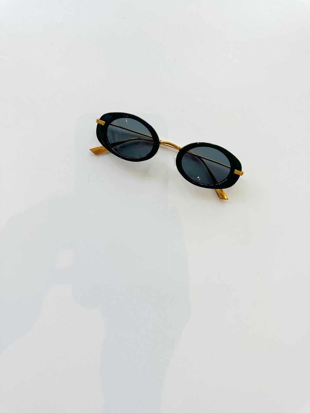 Carrie Oval Sunglasses-Black