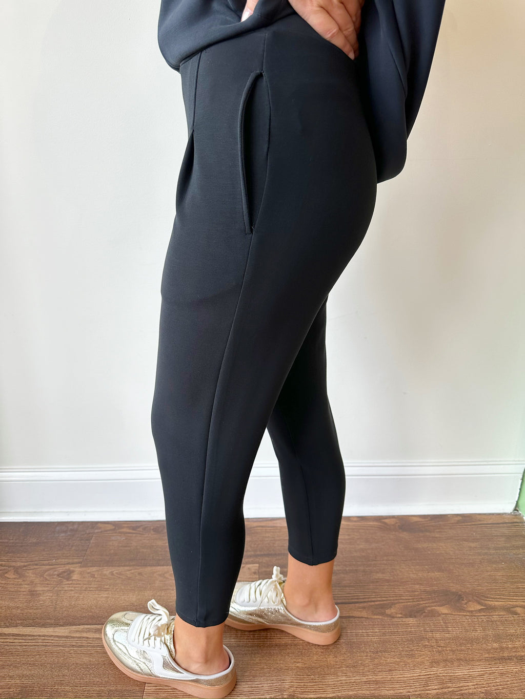 Wren Black Cropped Joggers